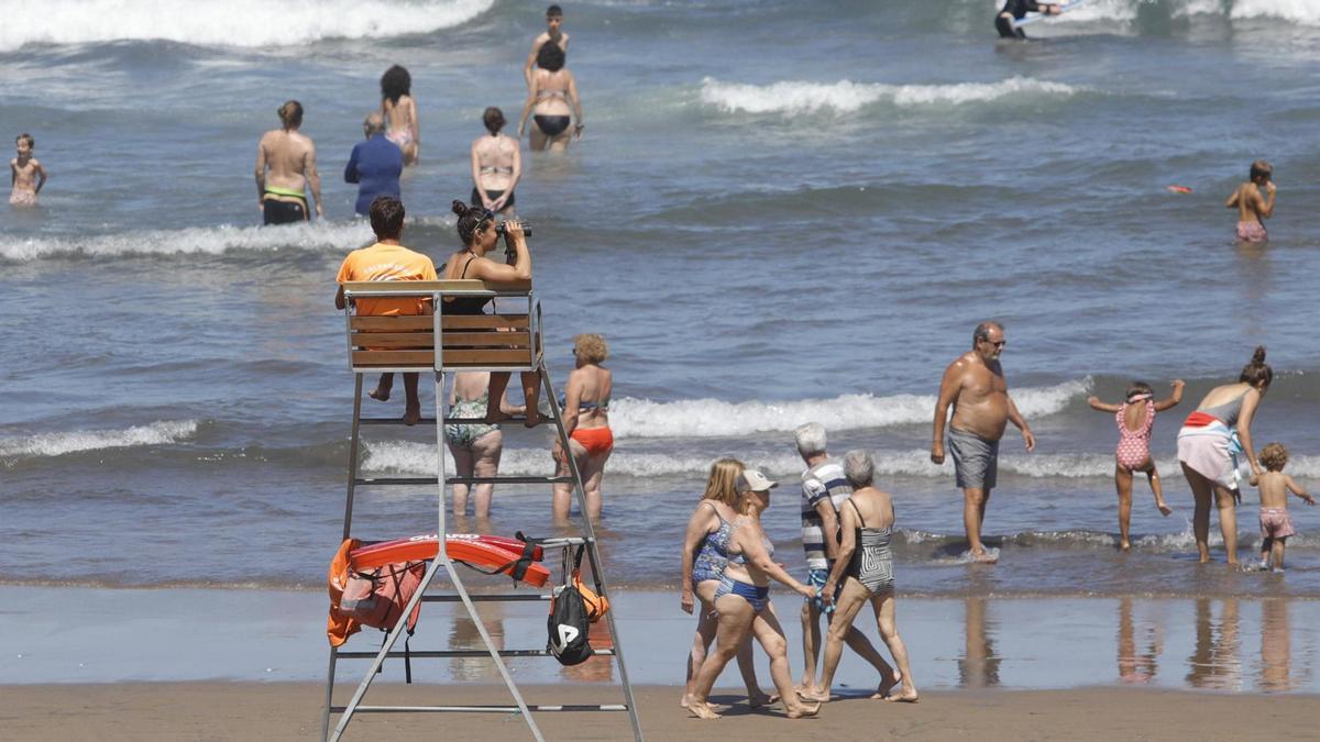 Socorristas en la playa de Salina.