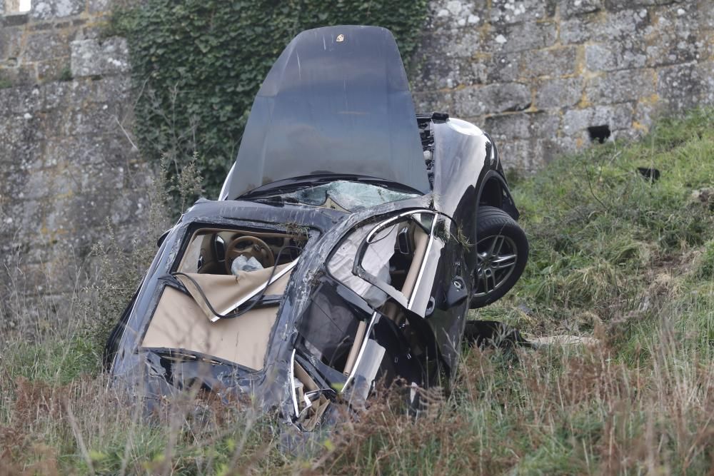 Herida una pareja tras caerse su coche por el precipicio del parador de Baiona.