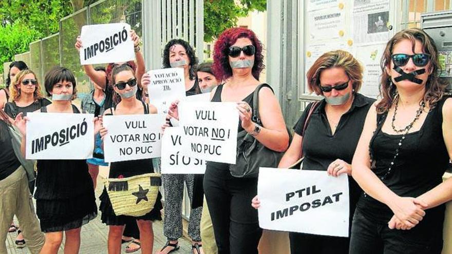 Protesta en el colegio Can Misses contra el TIL.