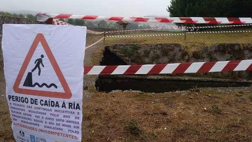 Cartel y valla ante el foso del parque de O Seixo.