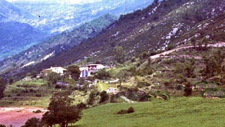 La vall del Bastareny, amb la finca de Mas Monnell