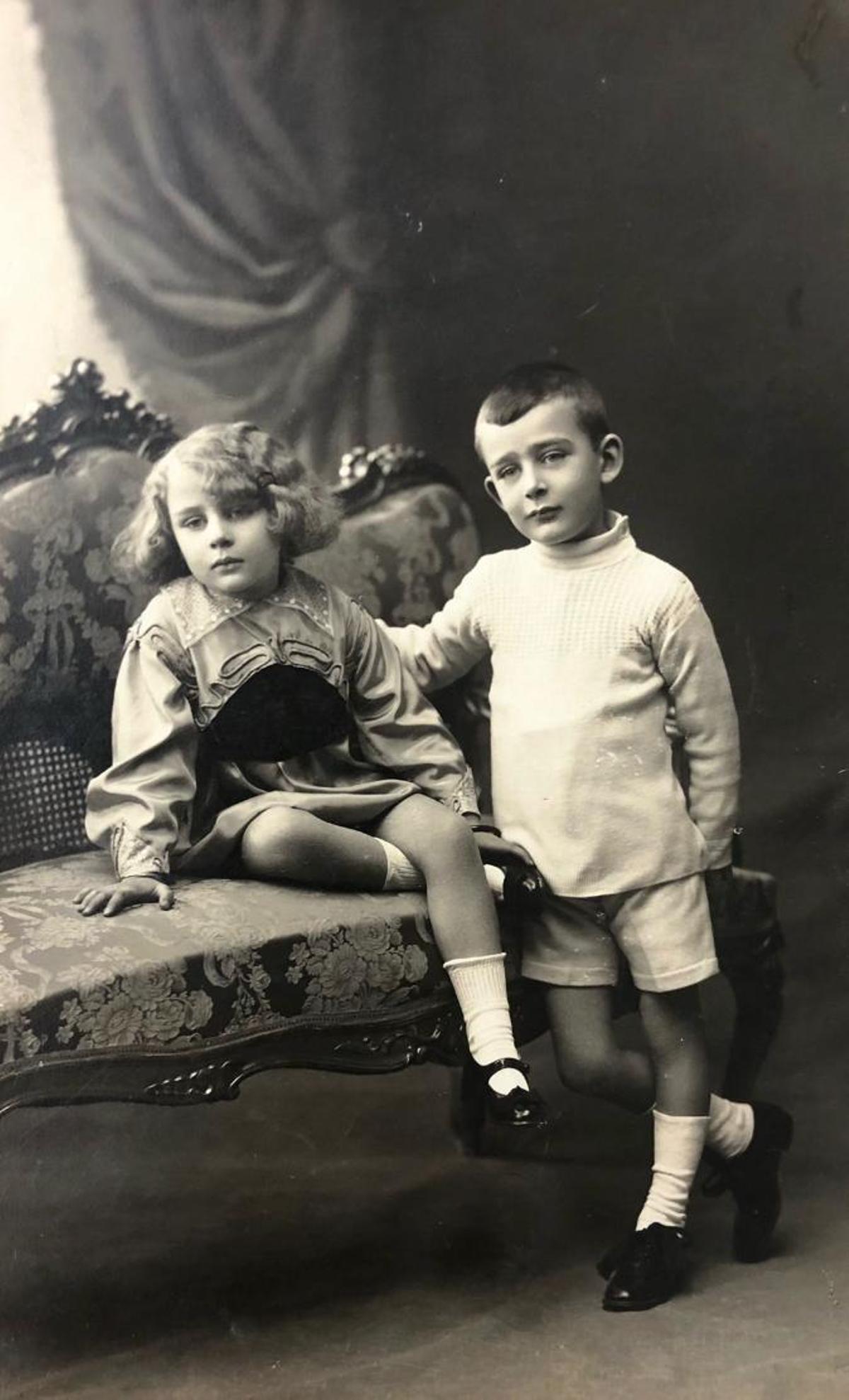 José Antonio y María Luisa, hijos de Radisgundis y Gabino en el interior de Villa Radis.