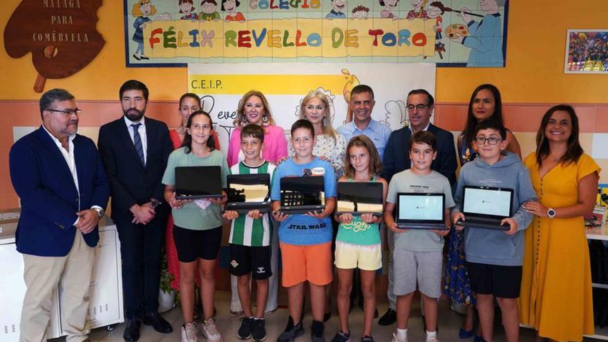 Entrega de dispositivos en el colegio Revello de Toro.