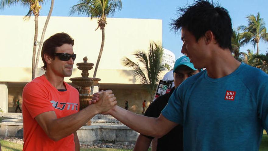 David Ferrer (2-i) saluda al japonés y Kei Nishikori (d) en Acapulco (México).