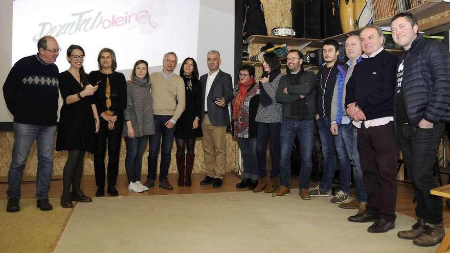 Foto de familia de los promotores de la aplicación con técnicos de Cultura, divulgadores y concejales, en la sede de Odaiko. // Bernabé/J. Lalín