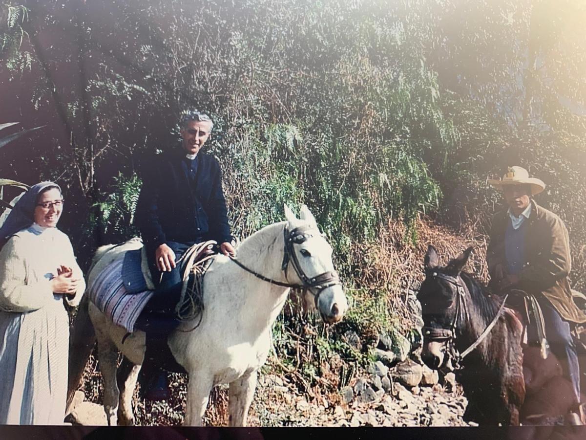 Enric Pèlach, sobre el cavall amb el qual creuava muntanyes dels Andes peruans per visitar els fidels.