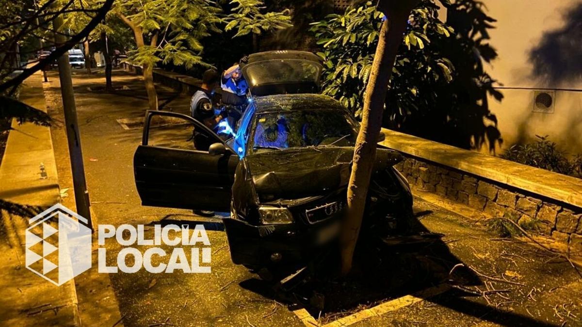 Vehículo en el que huyeron los ahora detenidos tras chocar contra un árbol en Tenerife.