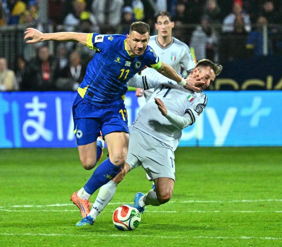 El bosnià Dzeko colpeja a la cara Kean, en el partit d’ahir a la nit.  | ELVIS BARUKCIC / AFP