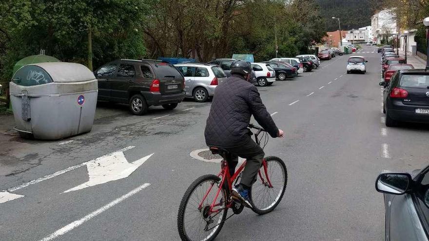 Un ciclista circula por las proximidades del paseo fluvial de Arteixo.