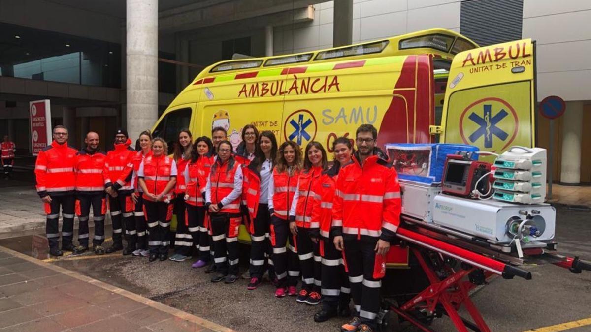 La mayoría del equipo de la unidad posa frente a una ambulancia de traslado pediátrico. | U. T. P.