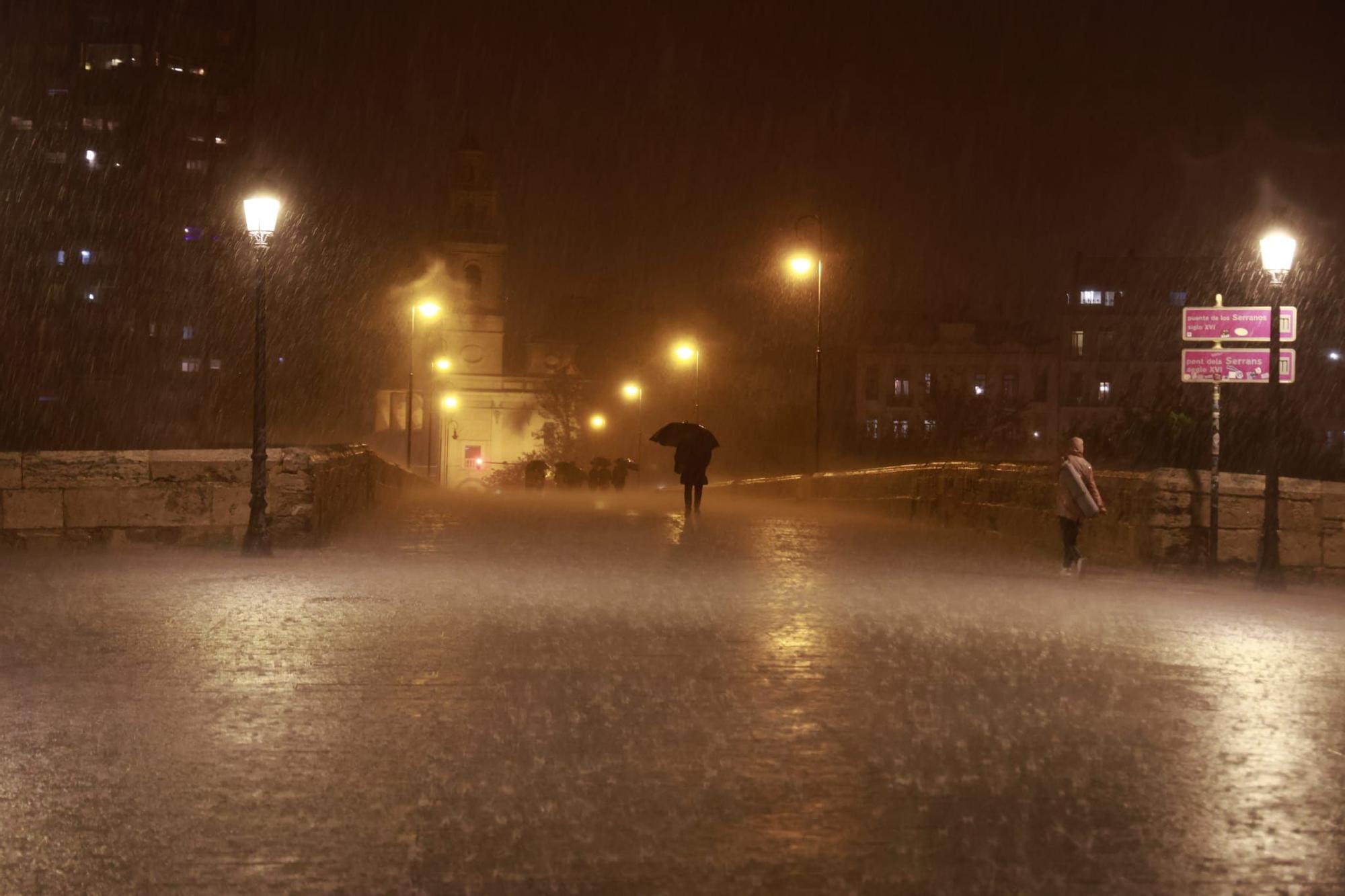 Las lluvias torrenciales descargan con fuerza en Valencia