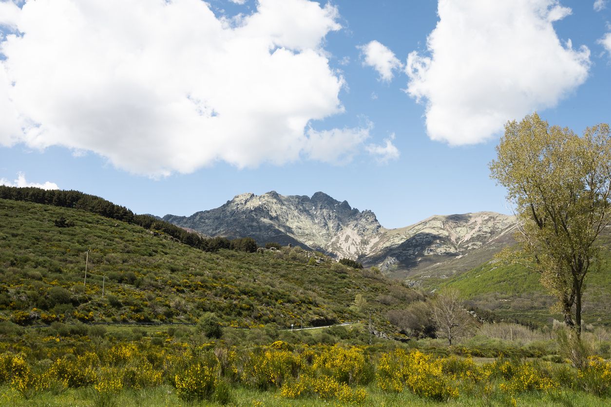 Imagen del Pico Curavas, en la ruta de los pantanos de la Montaña Palentina.
