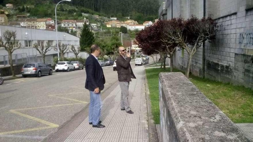 Juncal y Castro en la zona en la que se colocará la pasarela.