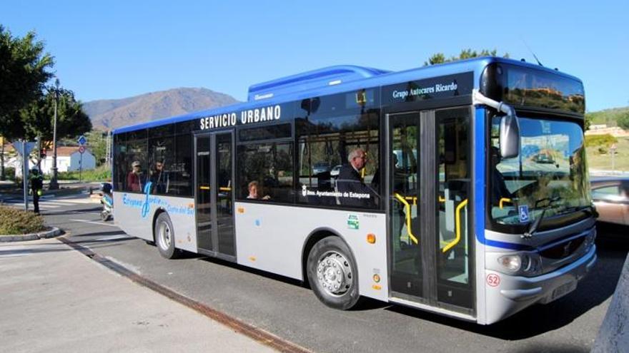 Imagen de un autobús del servicio de transporte público de Estepona.