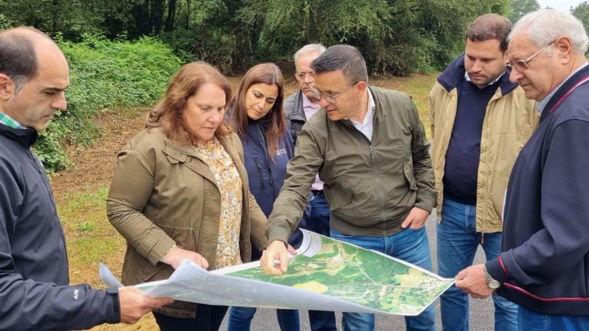 El conselleiro de Medio Rural, José González, visitó la aldea modelo de Mouteira-Parada y el polígono.