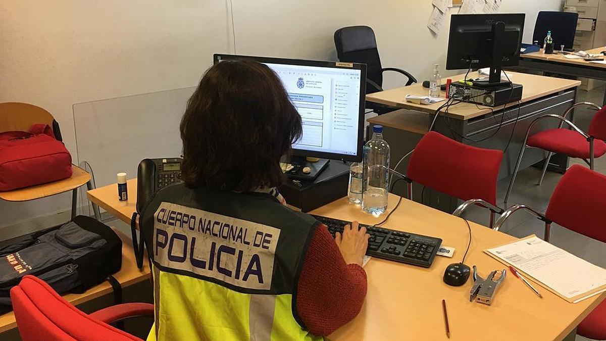 Una agente de la Policía Nacional.