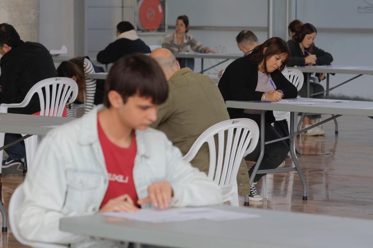 Cientos de personas realizan las pruebas orales del C2 de valenciano