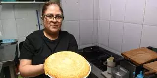Vídeo: Probamos la famosa tortilla de patatas del Bar Goliat que prepara Sandra a diario en Castelló