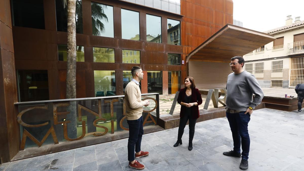Sara Fernández junto a los actuales responsables de la gestión de Las Armas en febrero de 2023, cuando se reabrió el centro.