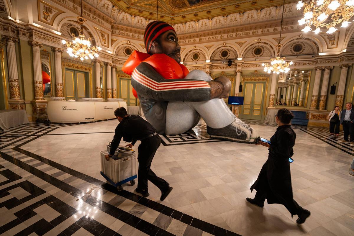 El Liceu instala en la Sala dels Miralls The inflatable man, una obra de Schellekens & Peleman