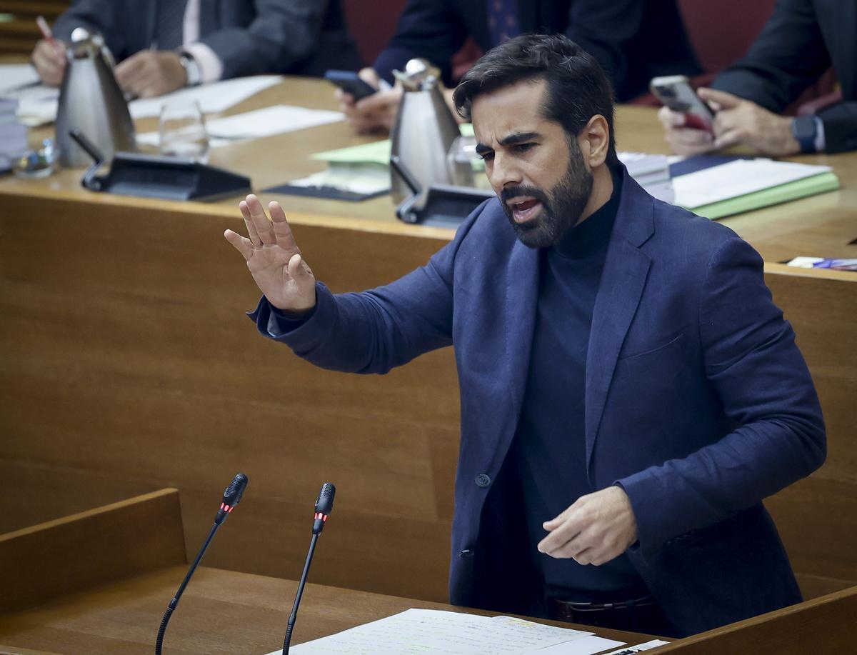 El síndic del PSPV, José Muñoz, pregunta a Mazón en la sesión de control, este jueves.