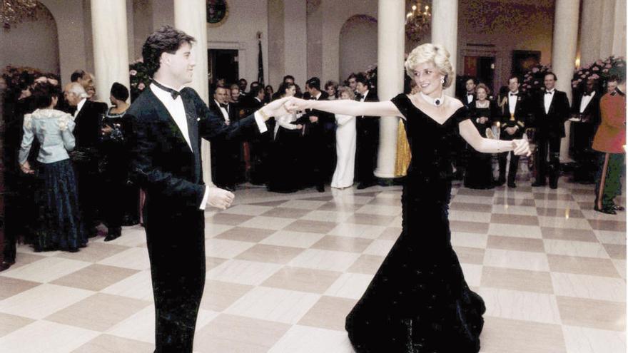 Diana de Gales baila con John Travolta en la Casa Blanca durante una visita en 1985. // Efe