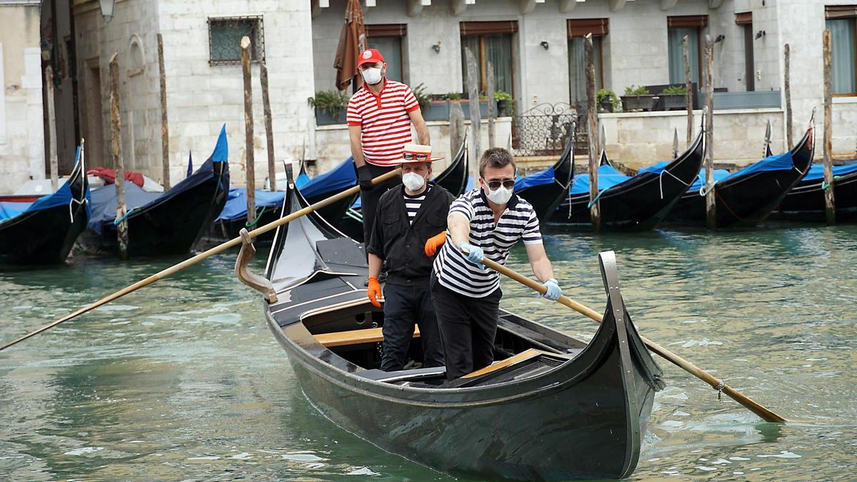 Un gondolero en Venecia.