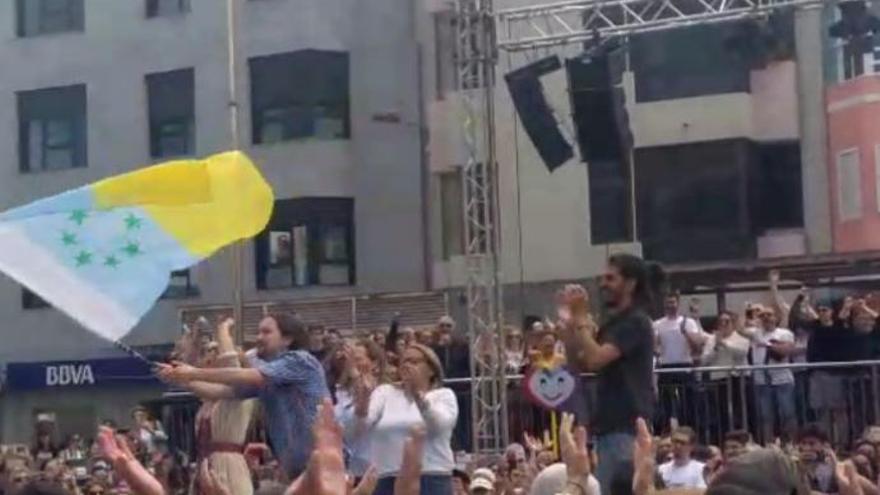 Pablo Iglesias ondea la bandera tricolor canaria