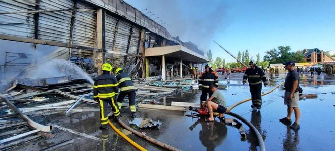 Rusia bombardea un centro comercial en la ciudad ucraniana de Kremenchuk