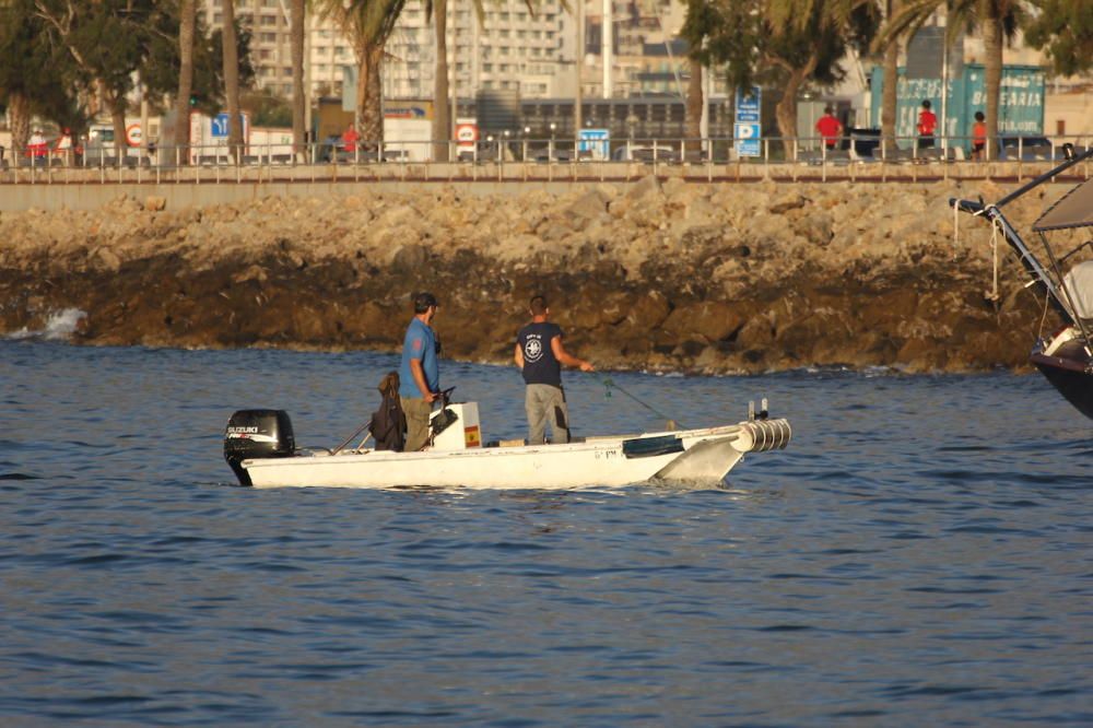 Empiezan los trabajos para reflotar el velero encallado en Can Pere Antoni