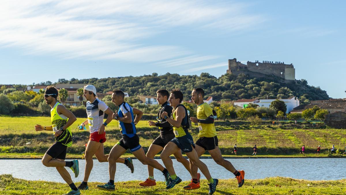 Cabeza de carrera larga a su paso por La Laguna, con el castillo al fondo.