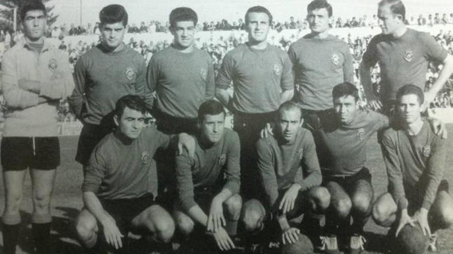Pepillo (agachado, tercero por la derecha y con el balón) en un once de 1964, en Segunda.