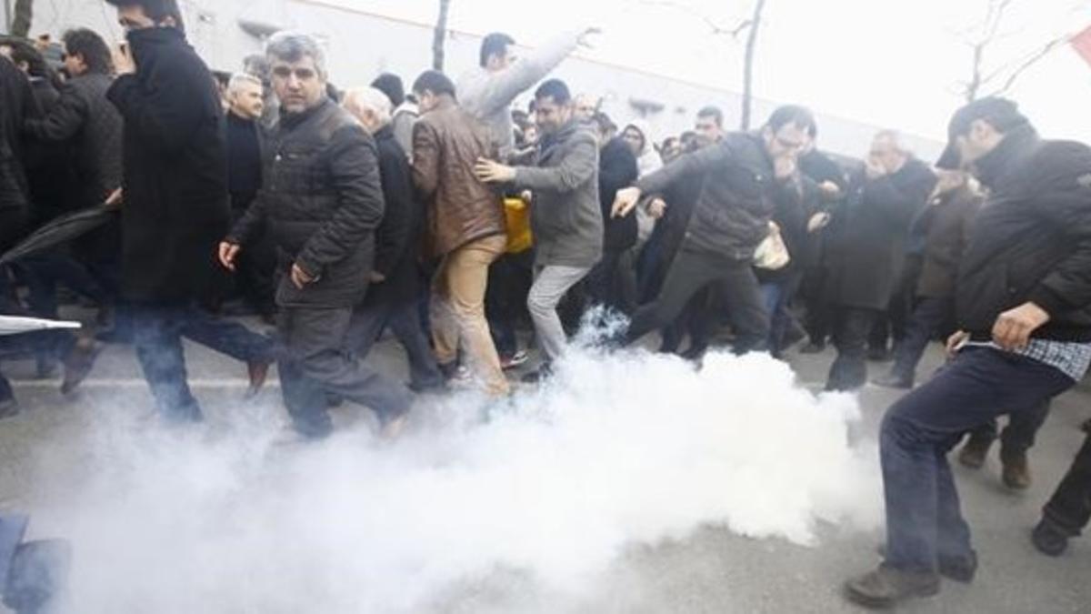 Gases lacrimógenos contra los manifestantes en Turquía a favor de 'Zaman'.