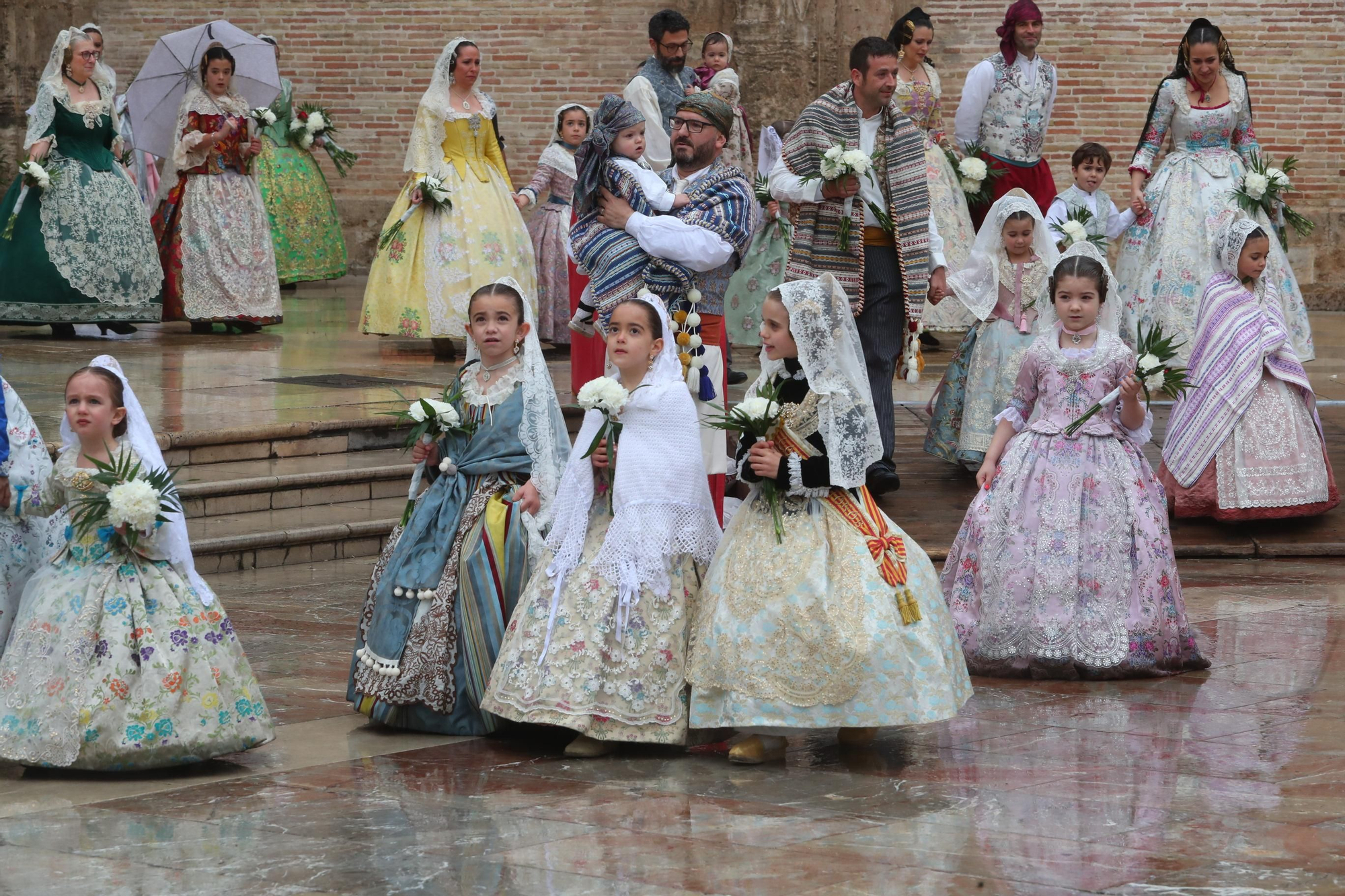 Búscate en el primer día de ofrenda por la calle de la Paz (entre las 15:30 a las 17:00 horas)