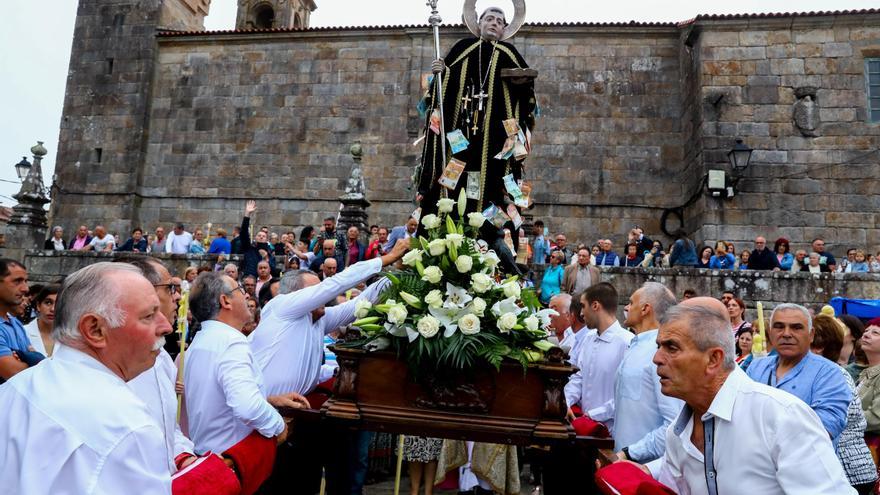 Procesiones, &quot;poxas&quot;, buen pulpo y misas en las populares romerías de San Benito de verano