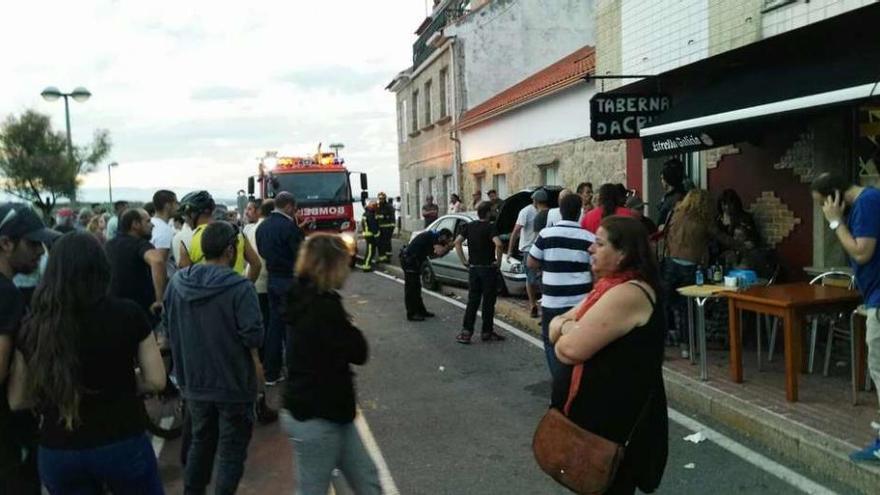 El vehículo, sobre la acera tras colisionar contra la pared y arrollar a las dos víctimas. // Muñiz