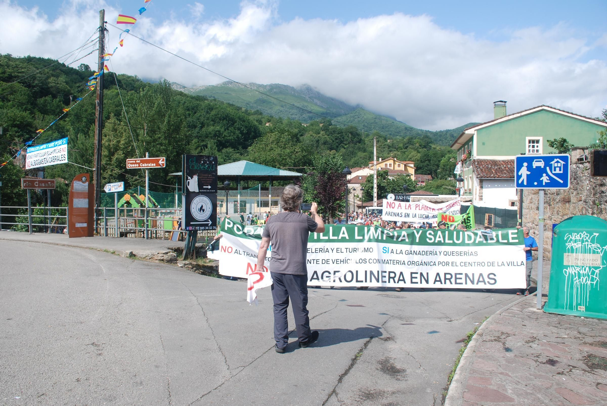 Manifestación contra la planta de biogás en Arenas de Cabrales