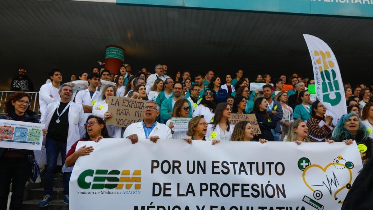 En imágenes I Protesta de los médicos de Aragón a las puertas del hospital Clínico de Zaragoza en el primer día de huelga