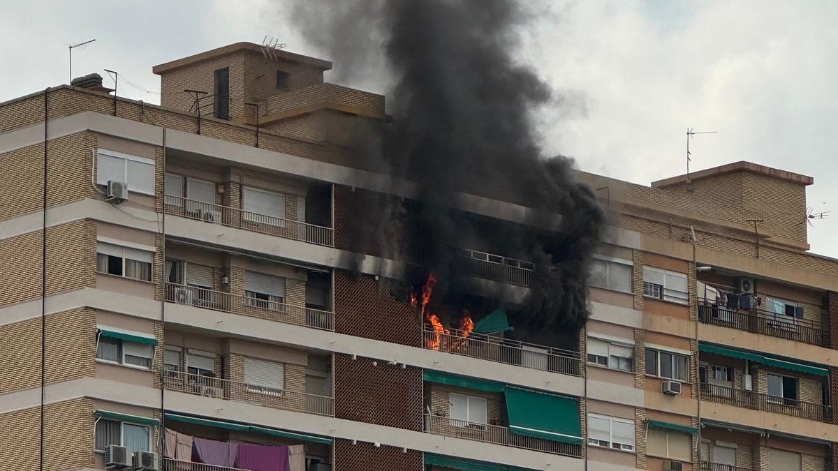 Arde una vivienda en el barrio de Campanar de València