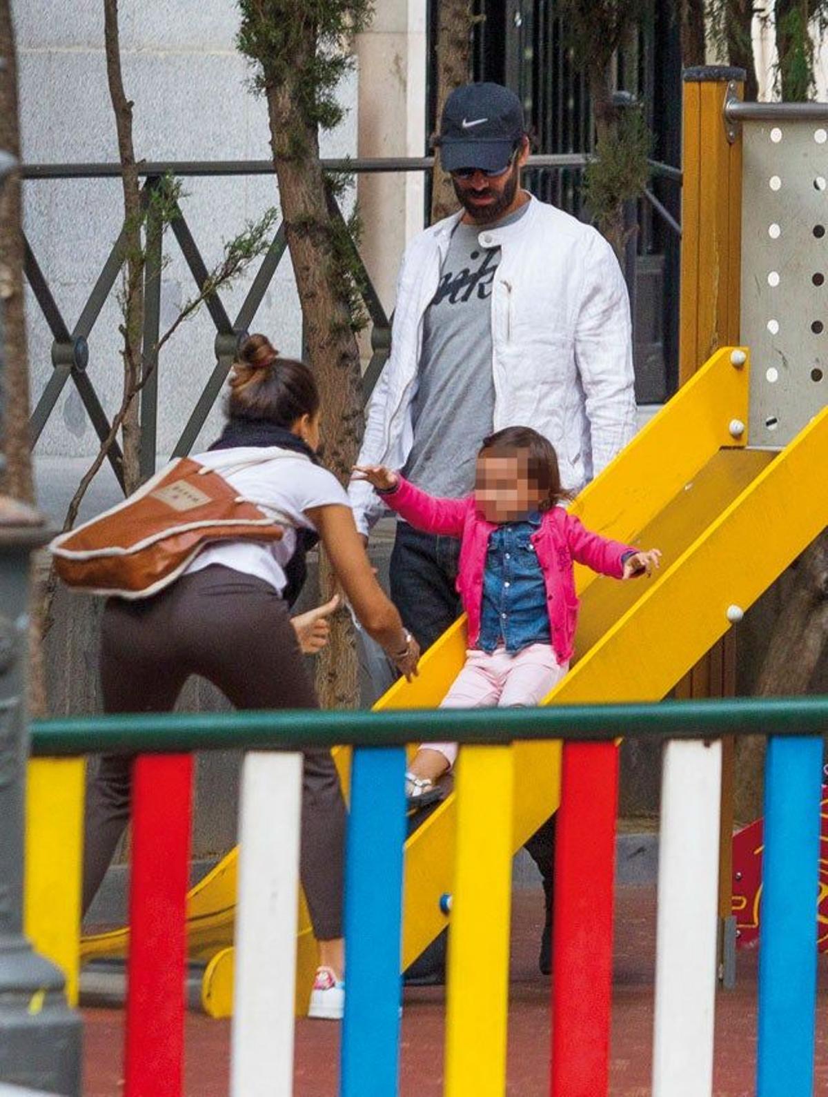 Rubén Cortada observa como se tira su hija por el tobogán