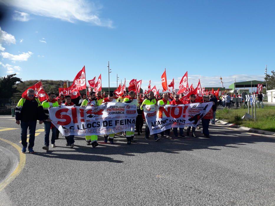 Cerca de 500 personas participan en Lloseta en la marcha contra el cierre de Cemex