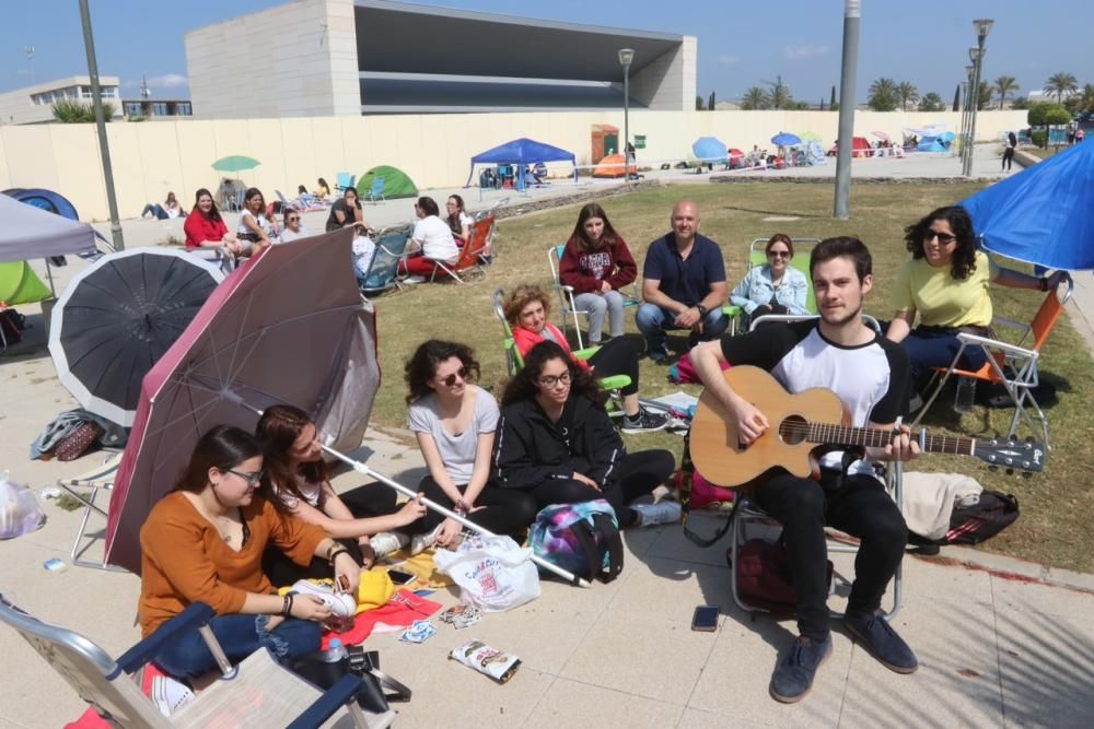 El cantante malagueño inicia su gira 'Prometo' en Málaga este fin de semana con dos conciertos, viernes y sábado, en el Auditorio Municipal y ya el miércoles había algunas aficionadas haciendo cola para conseguir el mejor sitio.