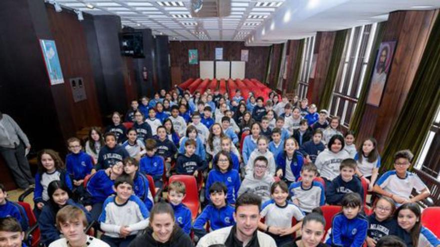 Yayo, Helena Torres. Borja Sánchez y Boubezari, con los alumnos . | R. O.