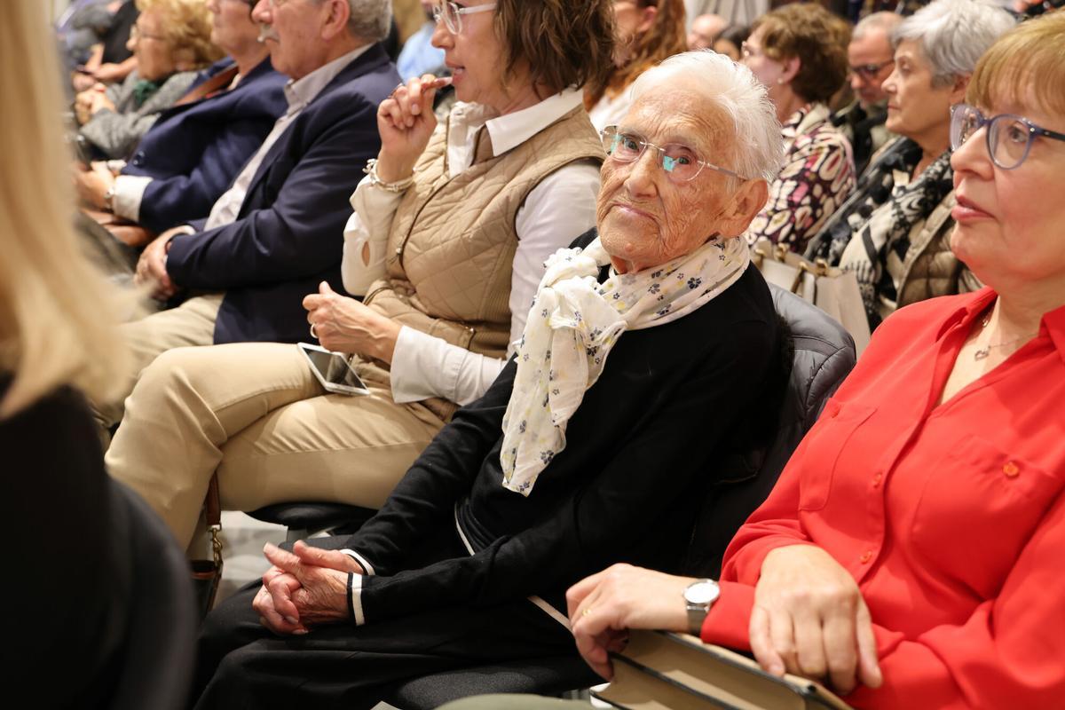 El president de la Generalitat, Salvador Illa, ha mantenido un encuentro en Palau con doce de las más de 3.000 personas centenarias en Cataluña, un récord en la esperanza de vida que, ha afirmado, representa un éxito de las políticas públicas.