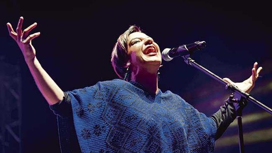 Roxana Río rinde tributo a la gran Chavela Vargas.