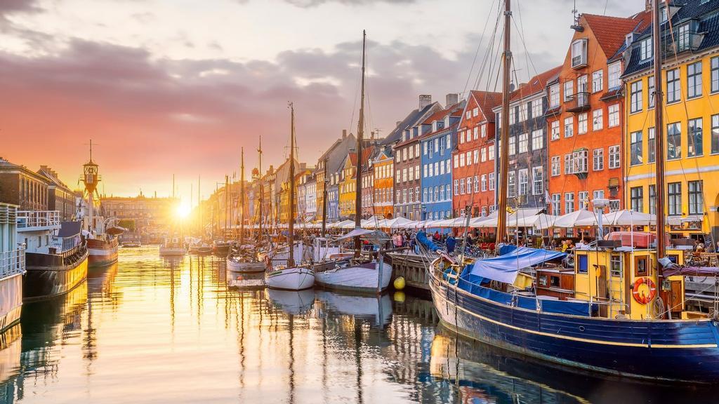 Podemos pasear por el puerto viejo de Nyhavn mientras disfrutamos de un atardecer precioso