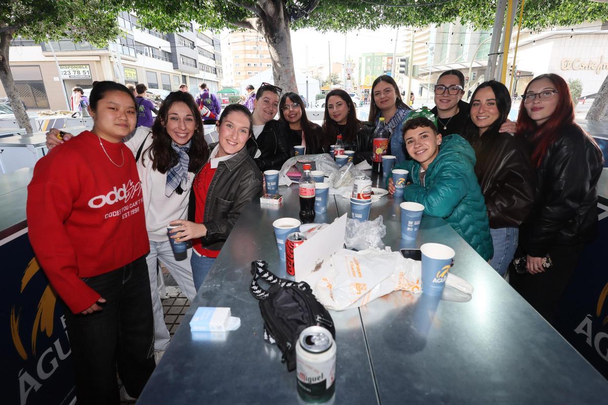 Lluna, Aida I, Elena, Denise, Jenny, Ari, Aida II, María, Nerea I, Diana y Nerea II, entre cervezas y refrescos