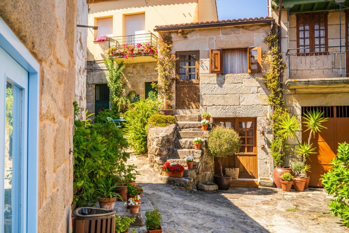 Las calles empedradas y balcones floridos de Combarro (Galicia)
