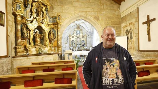 O párroco Francisco Cabaleiro, na igrexa de Baíña.