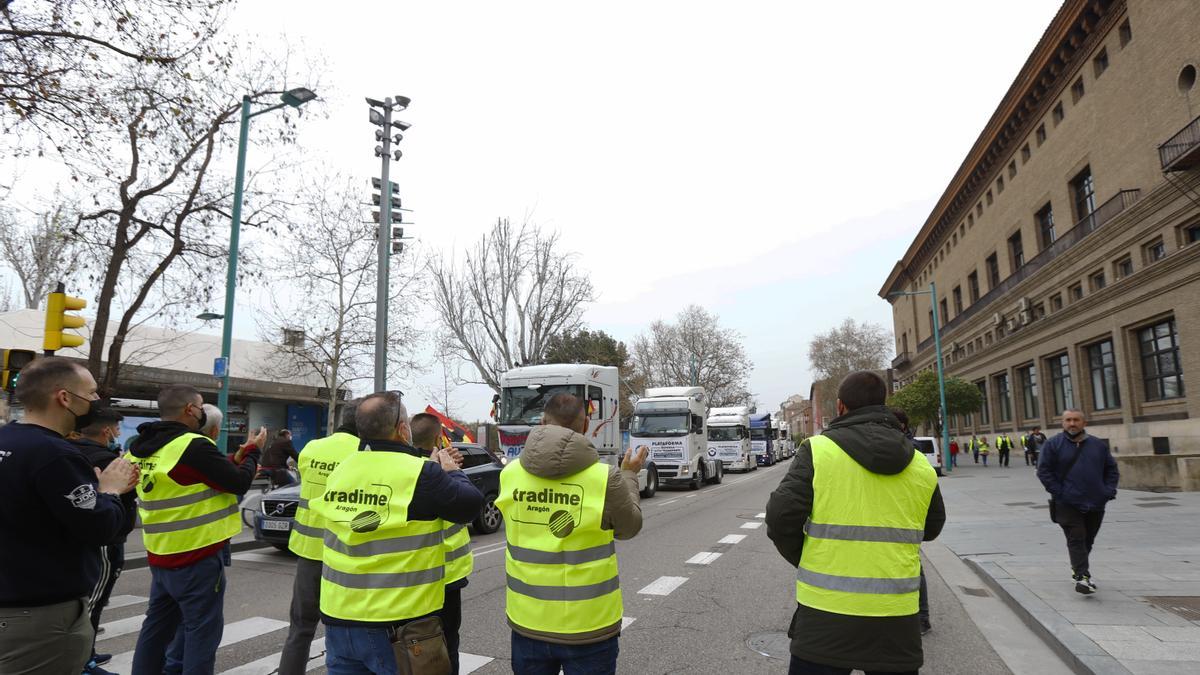 Varios camiones sin remolque estacionados detrás del Pilar en señal de protesta.